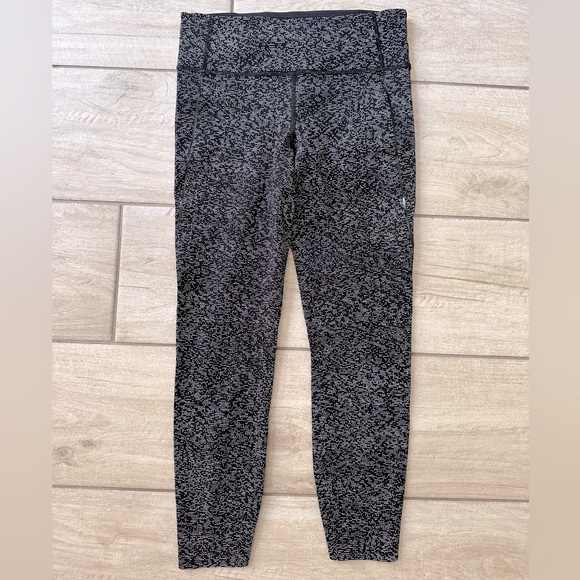 *SOLD*Lululemon Quick Pace 7/8 Cropped Soundwave Alpine Tights Size 6 - Picture 4 of 15